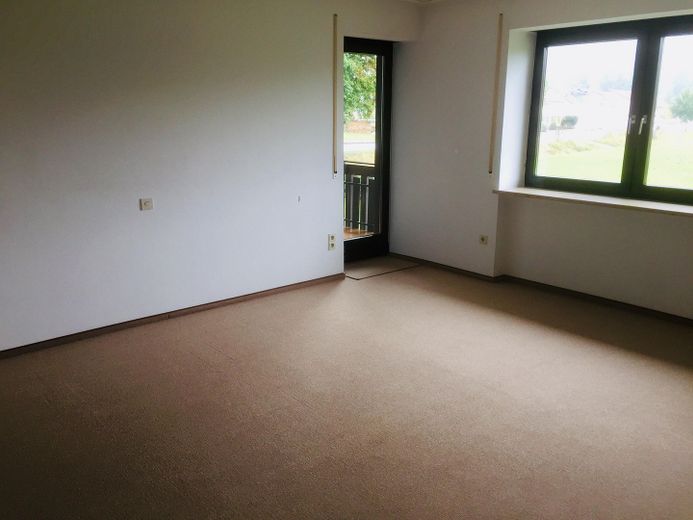 Günstige 4,5-Zimmer-Wohnung mit Balkon, Garten und Wärmepumpe in Obereichstätt zu vermieten – Schlafzimmer mit Balkon