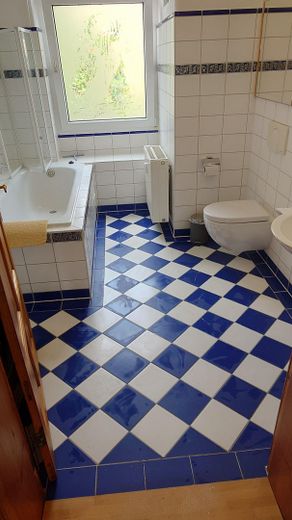 3-Zimmer-Wohnung an der THB: Kamin, Mieterstrom & Garten – Bad