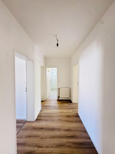 Provisionsfrei: Modernisierte 3-Zimmer-Wohnung mit 2 Balkonen, saniertem Bad und Hobbyraum – Flur