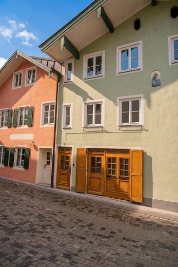 Vivere nel centro storico di Bad Tölz – affascinante casa cittadina, direttamente sulla storica Marktstraße – Eigenständiges Haus