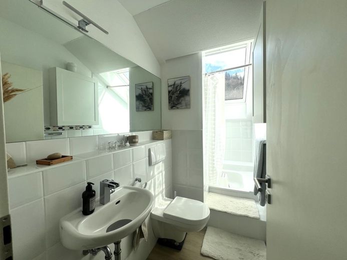 3-4 Zi. Maisonettewohnung mit Balkon, Garage und Garten in naturnaher Lage in Wuppertal-Beyenburg – Badezimmer OG