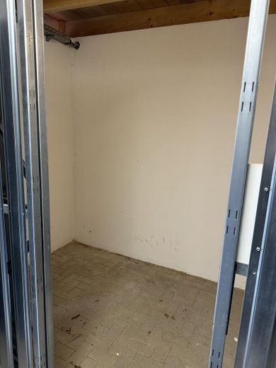 Exklusive neuwertige 3-Zimmer-Wohnung mit schönem Balkon von PRIVAT! – Abstellraum Bild 3
