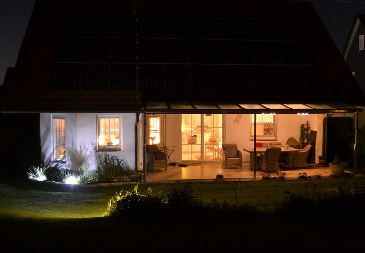 Komfortables Einfamilienhaus mit gepflegtem Garten in ruhiger, unverbaubarer Lage – nächtlicher Blick von Süden