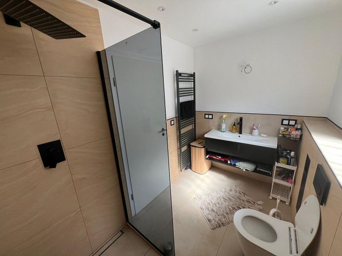 Modernes High-Tech-Wohnen: Reihenendhaus mit smarthome-Komfort & Gartenoase – Bad 1 Og