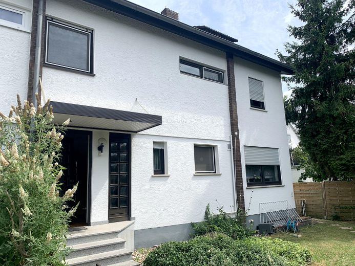 Reiheneckhaus 182 m² im Musikerviertel Hanau mit Garten, provisionsfrei – Frontseite