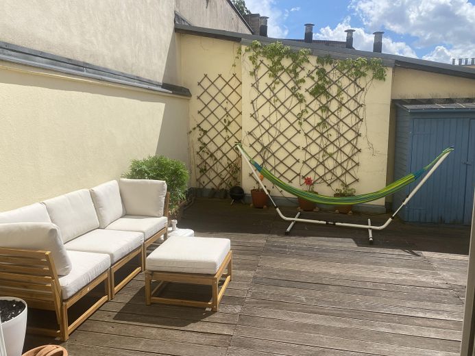 108 m² Altbauwohnung mit 30 m² Dachterrasse und zwei Balkonen im Samariterviertel – Foto 2