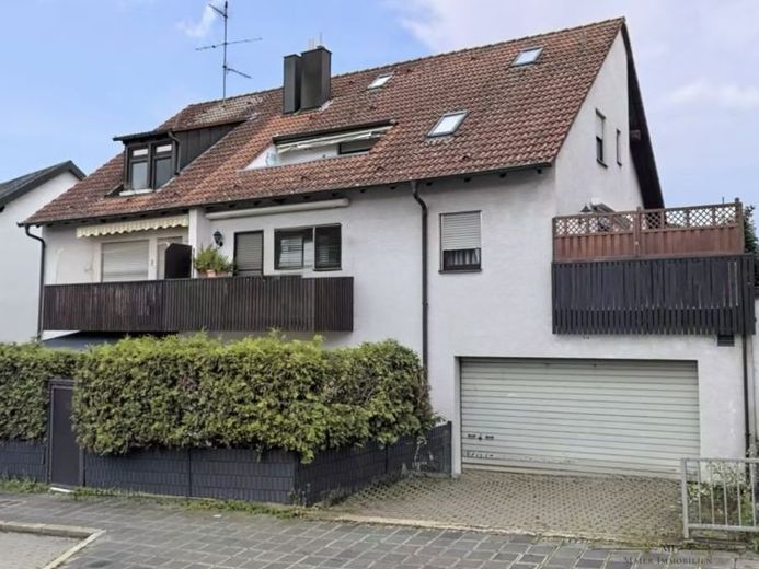 Ready for immediate occupancy: Well-maintained maisonette apartment with balcony and parking space – Photo 1