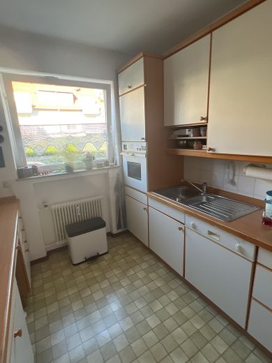 2,5 Zi-Wohnung Hochparterre mit Nord und Süd Balkon in ruhiger Lage, Tiefgarage, geringe Nebenkosten – Küche