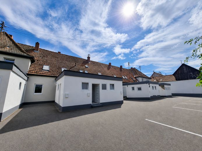 Apartamento dúplex renovado de 2 habitaciones con cocina, baño y plaza de aparcamiento en Lingenfeld – Eingang