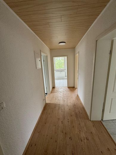 Attraente appartamento di 3 locali appena ristrutturato in un condominio ben tenuto – Einladender Flur