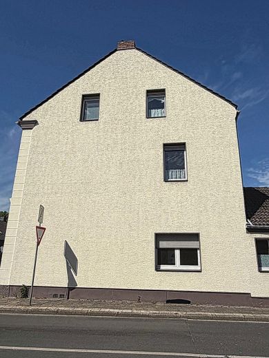 Nach WEG aufgeteiltes MFH, 4 Wohneinheiten, 2 vermietet, 1 frisch renoviert – Seitenansicht