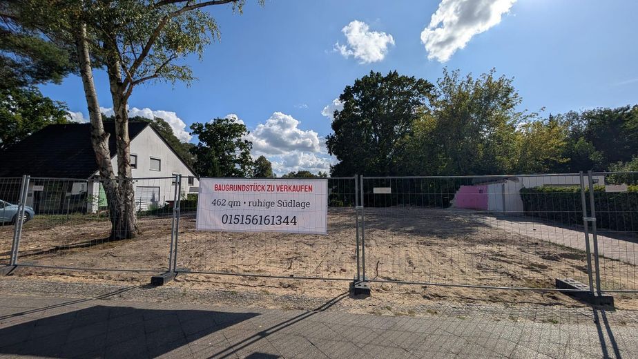 Berlino-Frohnau: raro terreno edificabile esposto a sud-ovest – tranquilla seconda fila, ottimamente collegato – Grundstück Zufahrt (Nordseite)