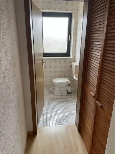 Helle 4 Zimmer-Wohnung mit Balkon in Mainburg – Gäste WC