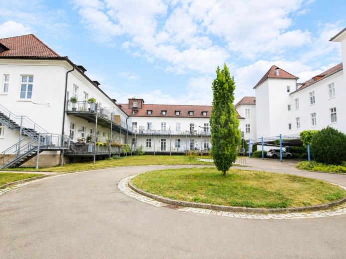 Stilvolle Kapitalanlage im historischen Lazarett in Donaueschingen: 2,5 Zimmer-ETW - helle Räume, hohe Decken, großer sonniger Balkon, KFZ-Stellplatz – Photo 1