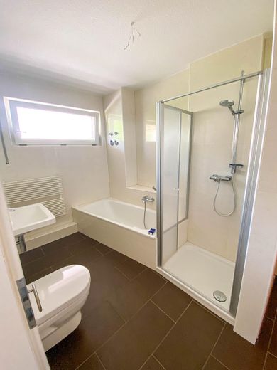 Lichtdurchflutete 3-Zimmer-Wohnung mit Westbalkon – Badezimmer