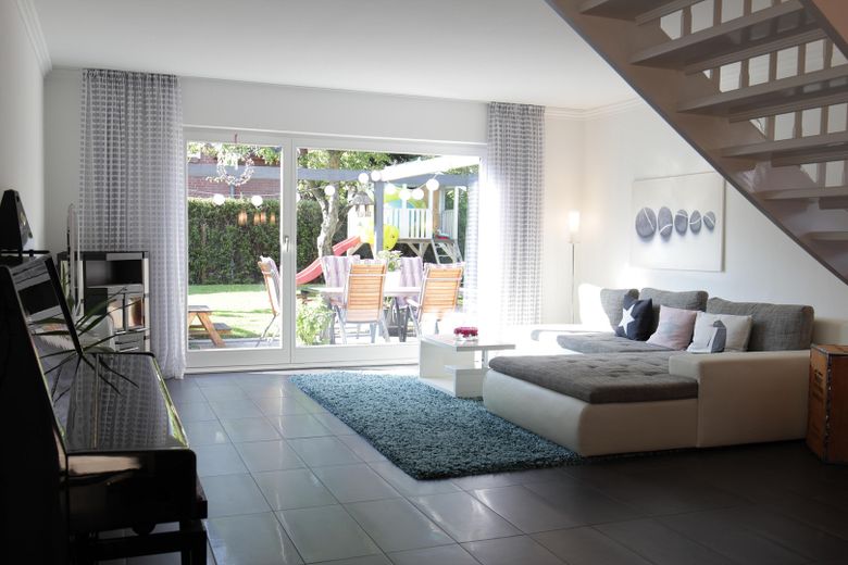 ZONDER COURTAGE: Moderne eengezinswoning met terras op het zuiden, carport en centrale, rustige ligging – Wohnzimmer