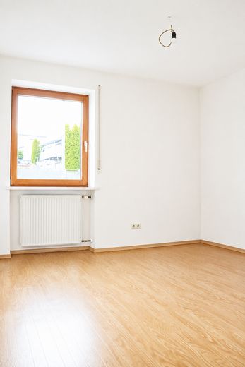 Bahçeli ve çift garajlı müstakil 6 odalı ev – komisyonsuz – Weiteres Zimmer