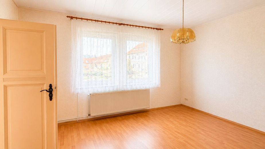 Reserviert | PROVISIONSFREI | Attraktives Zweifamilienhaus mit zusätzlicher Wohneinheit – Wohnzimmer 1 OG
