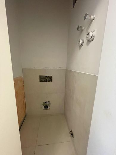 Exclusive, frisch sanierte 5 Zimmer Wohnung mit Einbauküche, Balkon im Musikerviertel zu vermieten – separate Dusche