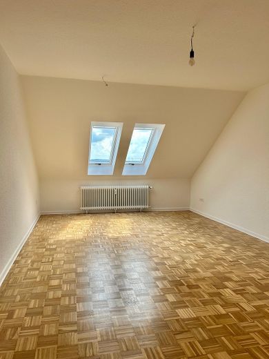 Erstklassig saniert: 3-Zimmer-Wohnung in Pattensen – Wohnzimmer