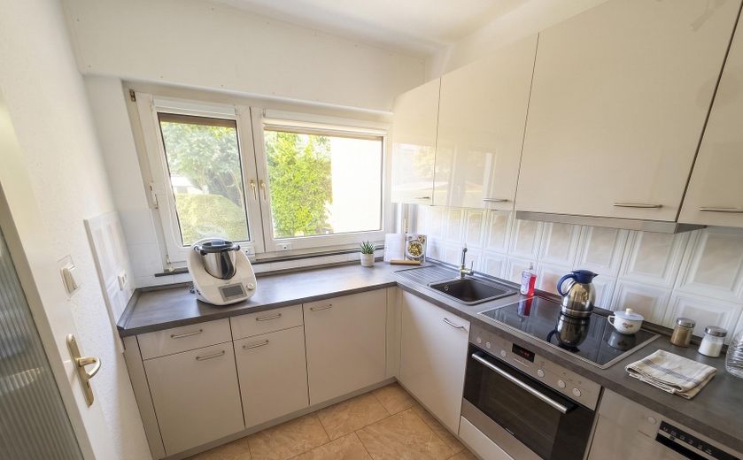 Gepflegtes Reihenmittelhaus mit großem Garten in Frankfurt-Sossenheim – Helle Einbauküche