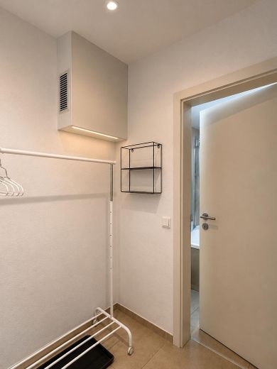 Möbliertes Apartment mit separater Küche * Loggia * Aufzug * viel modernisiert – Eingangsbereich