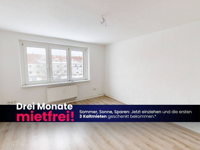 Move in now and receive 3 net cold rents as a gift*: Spacious 3-room apartment with bathtub – Ansicht I: Wohn- und Esszimmer
