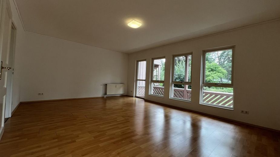 Ruhige 2-Zimmer Wohnung in grüner Lage mit 2 Terrassen – Zimmer 2