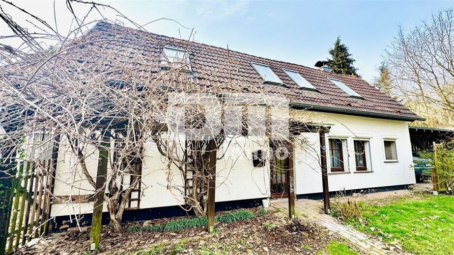 (R)eserviert! Einfamilienhaus am Ortsrand mit großem Grundstück, Carport – Frontansicht