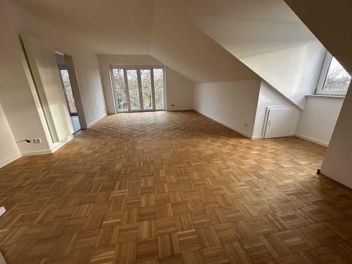 Penthousewoning met balkon, uitzicht op het groen, eerste bewoning na renovatie – Wohnzimmer, Zugang zum Balkon