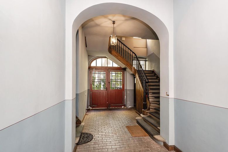 Auguststraße 89 - Sessiz bir iç avluda bulunan, hemen taşınılmaya hazır dubleks daire – 10_Treppenhaus_Hauseingang