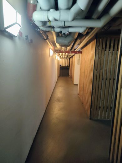 Commission-free | 3-room ground floor apartment, terrace & underground parking | Energy efficiency class B & district heating | Dresden commuter belt – Kellergang
