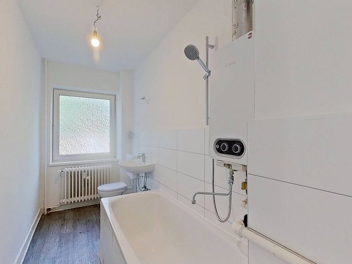 Die Blätter fallen, Ihre Miete auch: Helle 3-Zimmer-Wohnung mit Balkon – Ansicht I: Badezimmer