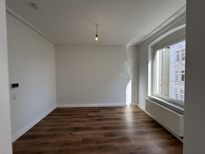 Rarität im Altbau mit Balkon – Wohn- / Esszimmer  3