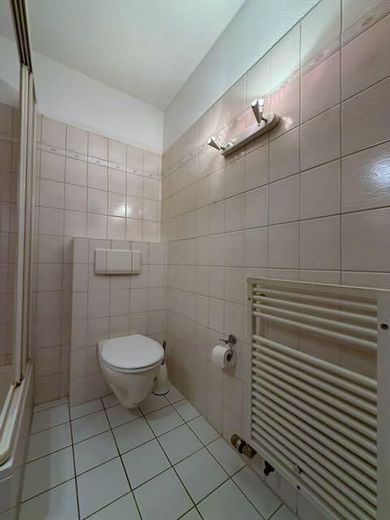 Helle 2-Zimmer-Wohnung mit Balkon in Hildesheim - Marienburger Höhe, nahe Universität (4179/06) – Wandhängendes WC und Handtuchhalterheizkörper