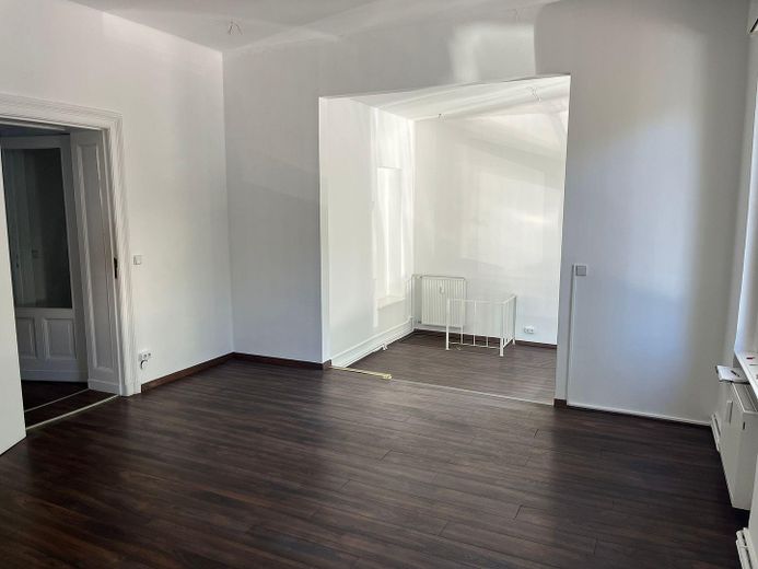 Bright commercial space near Schlossstraße – ideal as an office, practice, or showroom – Heller Büroraum