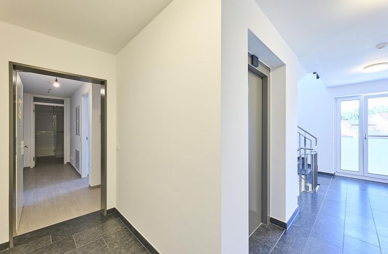Neubau: Helle und ruhige Zwei-Zimmer-Wohnung mit luxuriöser Innenausstattung mit Balkon und EBK – Treppenhaus 1