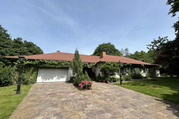 Landhausvilla auf großem parkähnlichen Anwesen