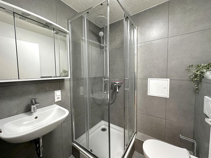 WG-Zimmer in Frankfurt-Bonames - 5er-WG mit 2 Bädern – Bad 2 mit Dusche