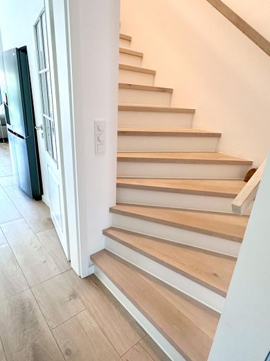 Energieeffizienzklasse A+: Exklusive DHH in bester Lage von Duvenstedt – Provisionsfrei – Treppe mit Echtholzbelag