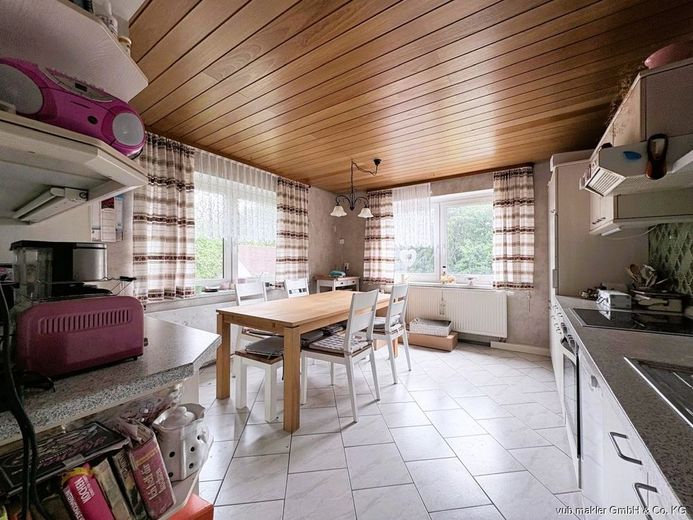 Familienfreundliches Zuhause mit Balkon, Terrasse und vier Garagen in Neuenreuth – VUB0002459-3