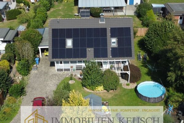 TRAUMgrundstück mit Niedrigenergiehaus, Sonnenterrasse, PV-Anlage, Carport, Kamin und offener Küche