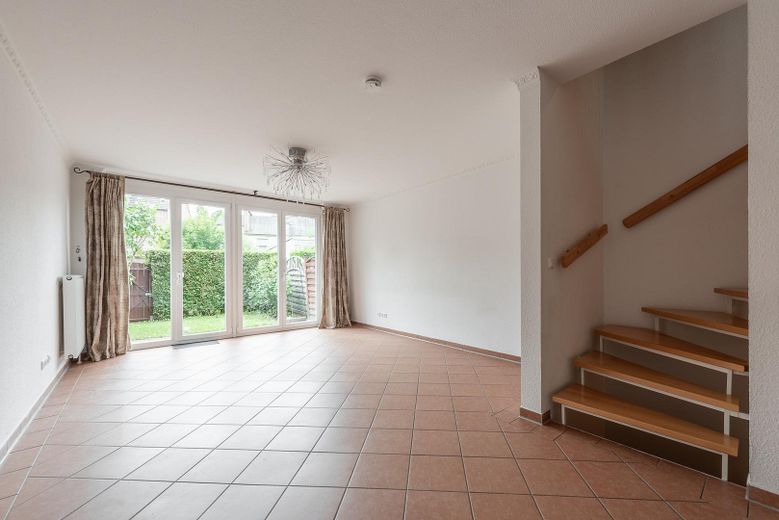 Zentrales und energieeffizientes Townhouse mit Tiefgarage und Keller – Wohnzimmer