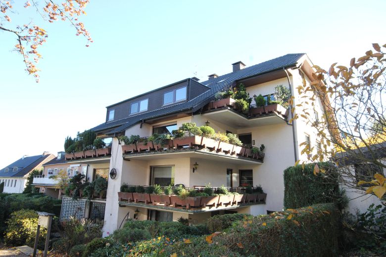 2,5 locali vicino al bosco e alla zona sud della Ruhr, terrazza di 14 m², bagno: vasca + doccia, parquet in legno massello – Vorderfront Hausansicht