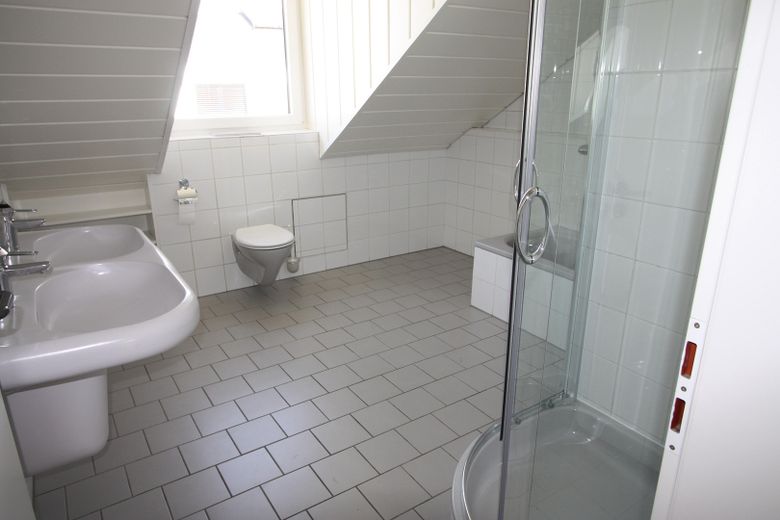 Doppelwaschbecken u. WC 
