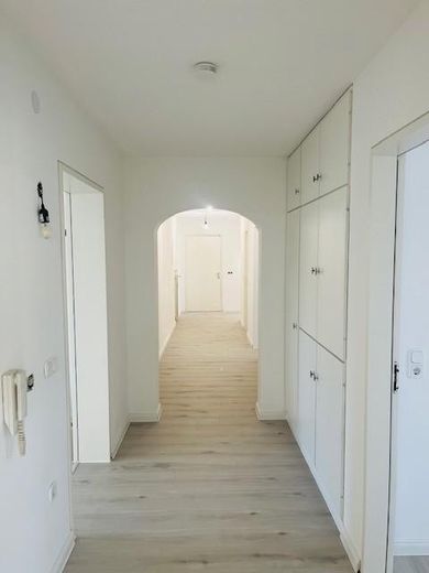 Moderne 3,5-Zimmer-Wohnung (108 m²) – Erstklassig saniert mit großem Wohnbereich – Flur 