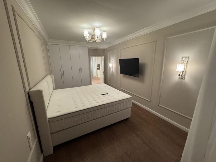 شقة فاخرة مؤثثة من غرفتين مع شرفة وخزائن مدمجة ومصاريع رول كهربائية – Schlafzimmer Ansicht 2