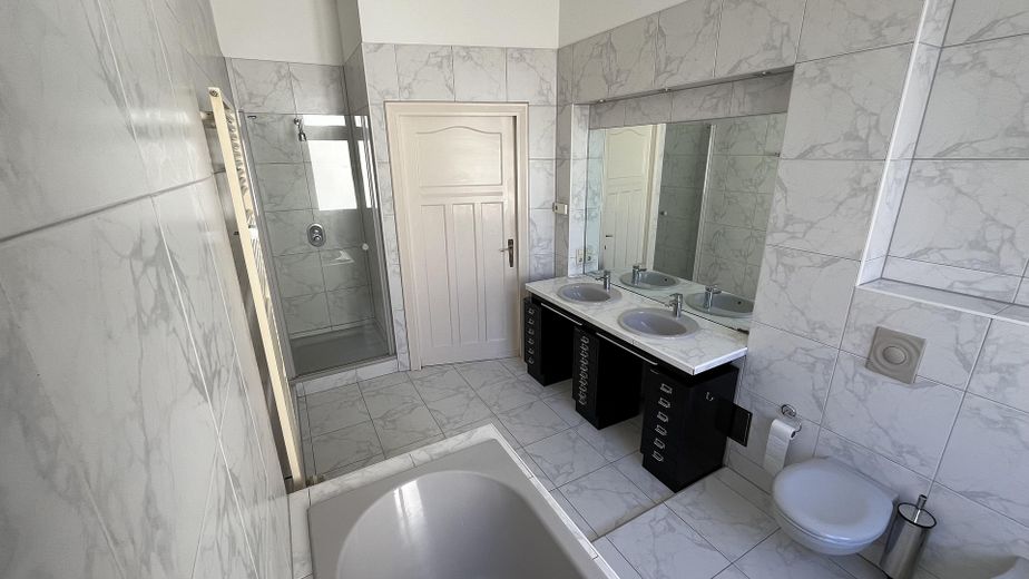 Außergewöhnliche 248 qm große Maisonette-Wohnung (4.OG & DG) mit Terrasse/Balkon/Loggia nahe Ku´damm – Bad im 4. OG