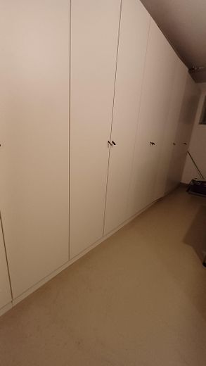 Casa a schiera centrale di alta qualità con 6,5 locali, impianto fotovoltaico e molti dettagli speciali – Vorratsraum / Abstellraum