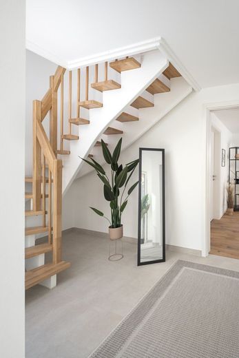 Neubau in massiver Bauweise- DHH mit Dachterrasse in ruhiger Lage – Helles Treppenhaus